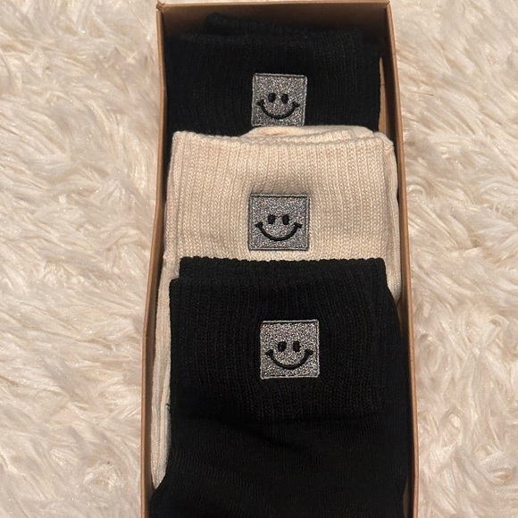 3-Pack Women's Crew Socks - Black & Cream Smiley Patch - Picture 3 of 3